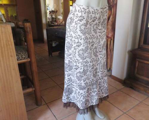 Stunning bandless paneled beige skirt with brown graphic roses. Size 34.Netting seam. As new.