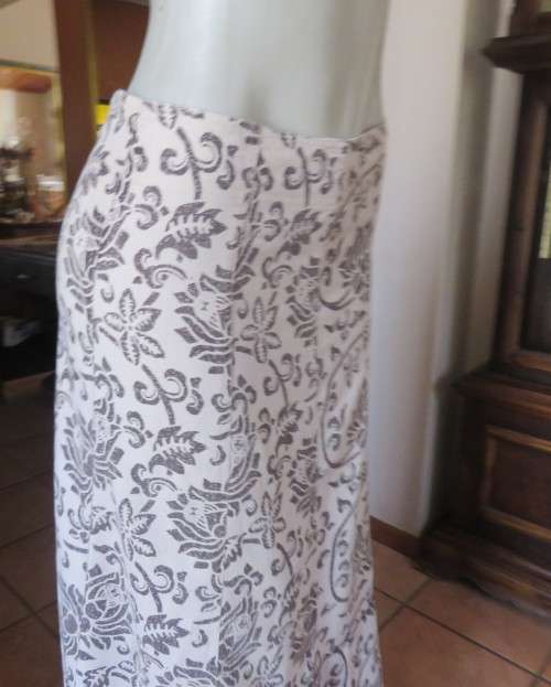 Stunning bandless paneled beige skirt with brown graphic roses. Size 34.Netting seam. As new.