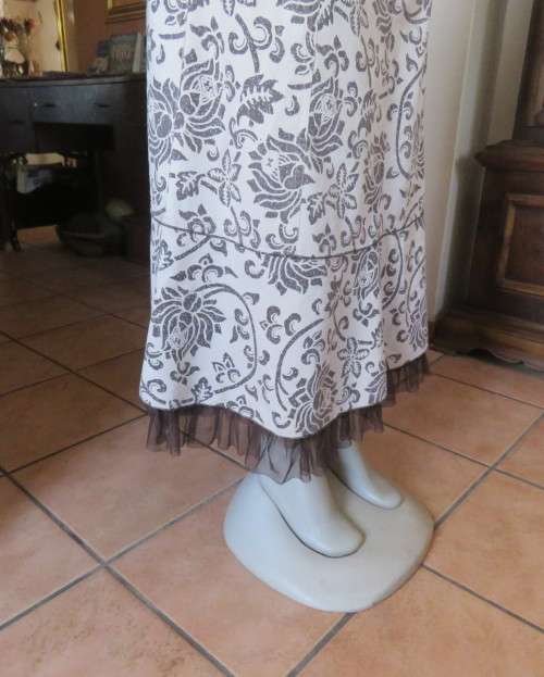Stunning bandless paneled beige skirt with brown graphic roses. Size 34.Netting seam. As new.