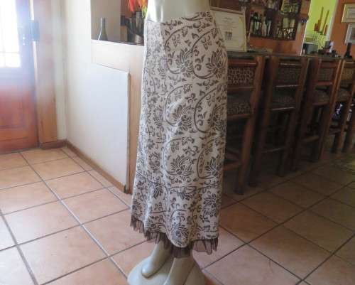 Stunning bandless paneled beige skirt with brown graphic roses. Size 34.Netting seam. As new.