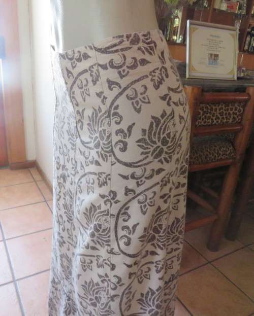 Stunning bandless paneled beige skirt with brown graphic roses. Size 34.Netting seam. As new.