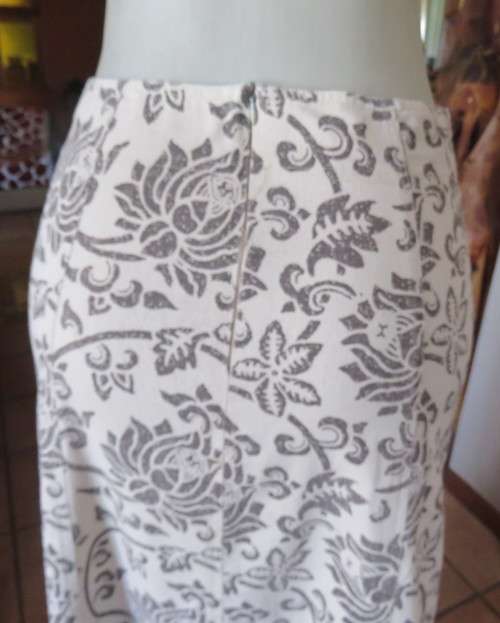 Stunning bandless paneled beige skirt with brown graphic roses. Size 34.Netting seam. As new.