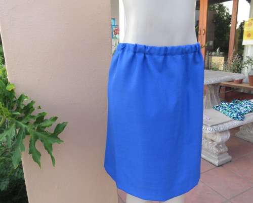 Striking 2 pc skirt suit in blues and greens.Short pencil skirt.Loose button down top.Size 42/18.