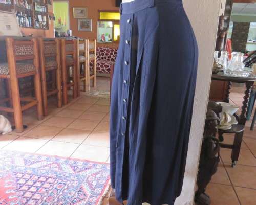 Smart,comfy creased viscose navy skirt size 44/20 by WOOLWORTHS.Flat front with pleats.Buttons.