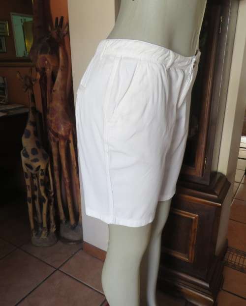 White pair of shorts in stretch cotton.By LEGIT size 34/10.Side pockets.Dummies at back.Good cond.