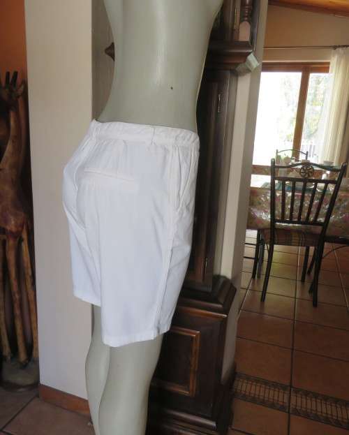 White pair of shorts in stretch cotton.By LEGIT size 34/10.Side pockets.Dummies at back.Good cond.