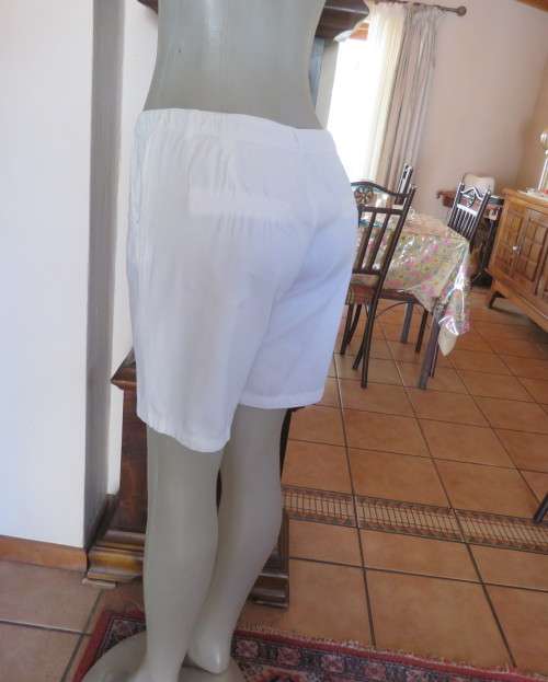 White pair of shorts in stretch cotton.By LEGIT size 34/10.Side pockets.Dummies at back.Good cond.