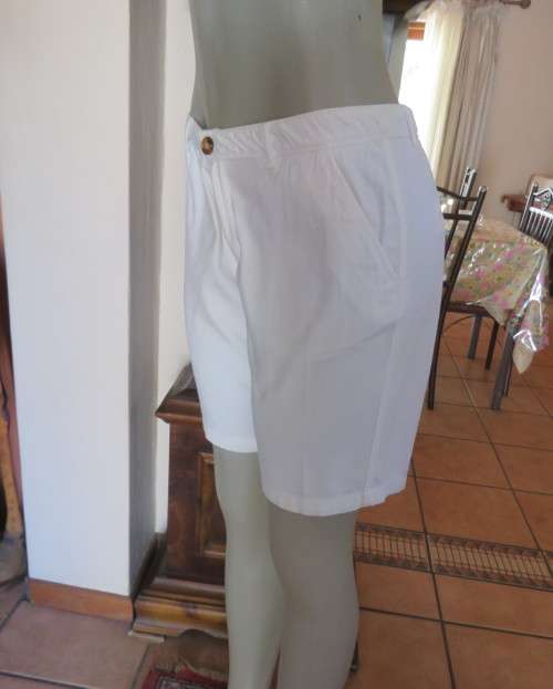 White pair of shorts in stretch cotton.By LEGIT size 34/10.Side pockets.Dummies at back.Good cond.