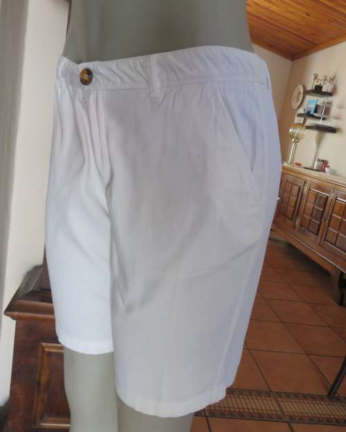 White pair of shorts in stretch cotton.By LEGIT size 34/10.Side pockets.Dummies at back.Good cond.