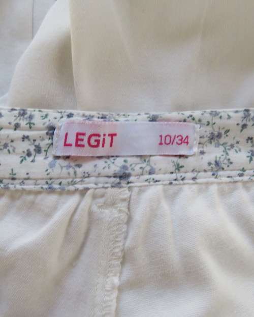 White pair of shorts in stretch cotton.By LEGIT size 34/10.Side pockets.Dummies at back.Good cond.