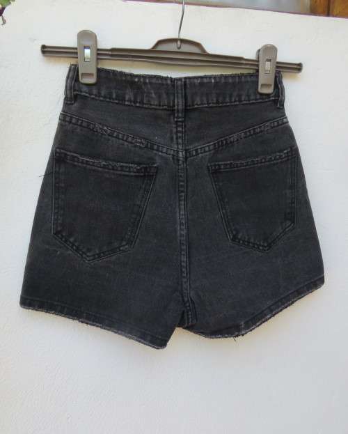 Cute high waist black 100% cotton denim shorts with distressed look. By COTTON ON size 28/4. As new.