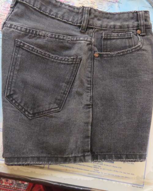 Cute high waist black 100% cotton denim shorts with distressed look. By COTTON ON size 28/4. As new.