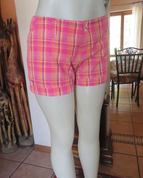 Cool pink/peach check shorts in polycotton with sides pockets.Dummies at back.Size 36/12 by LEGIT.