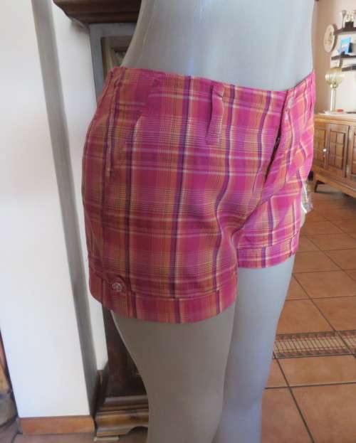 Cool pink/peach check shorts in polycotton with sides pockets.Dummies at back.Size 36/12 by LEGIT.
