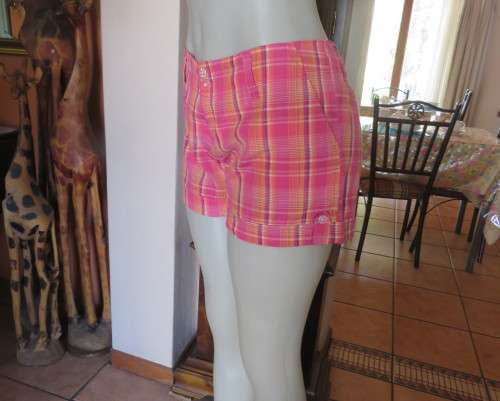 Cool pink/peach check shorts in polycotton with sides pockets.Dummies at back.Size 36/12 by LEGIT.