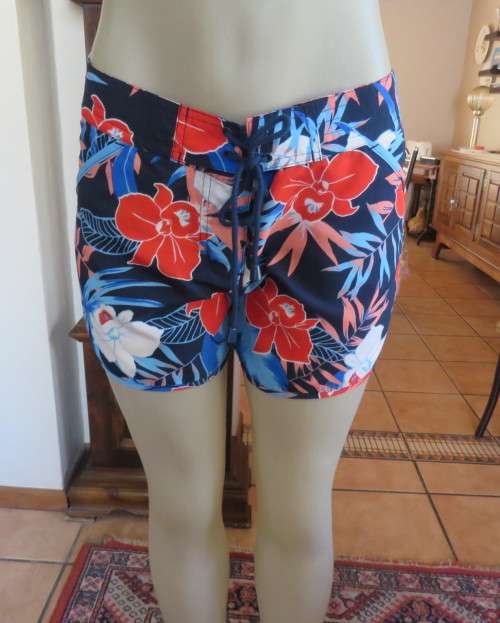 Holiday mood boarshorts!! Navy with red/white floral pattern.Front pockets.Front tiestrings.Size 36.
