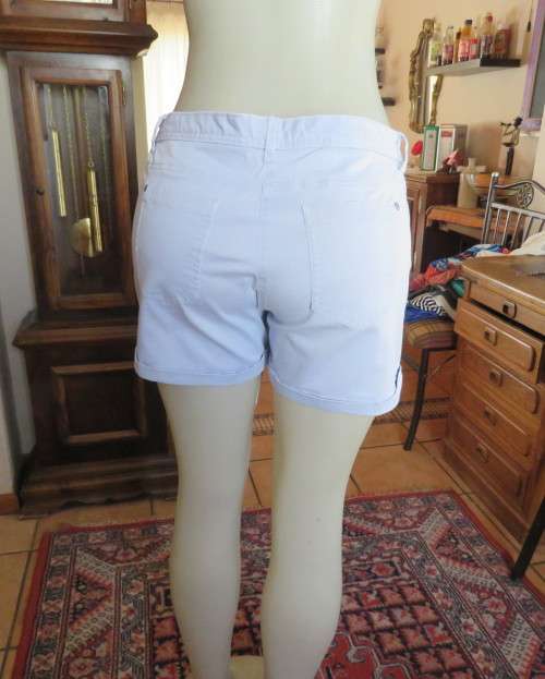 Powder blue firm cotton stretch shorts by EDITION size 36/12.Pockets front and back.Used only twice.