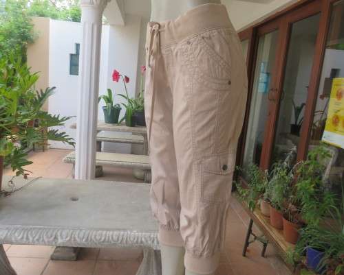 Modern sand colour100% cotton cropped pants.Knitted legcuffs and elasticated waist.Size 36.KELSO.