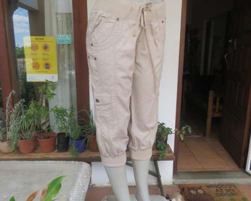 Modern sand colour100% cotton cropped pants.Knitted legcuffs and elasticated waist.Size 36.KELSO.