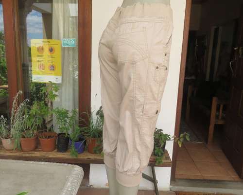 Modern sand colour100% cotton cropped pants.Knitted legcuffs and elasticated waist.Size 36.KELSO.