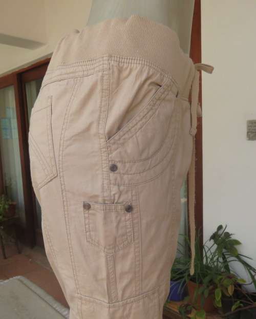 Modern sand colour100% cotton cropped pants.Knitted legcuffs and elasticated waist.Size 36.KELSO.