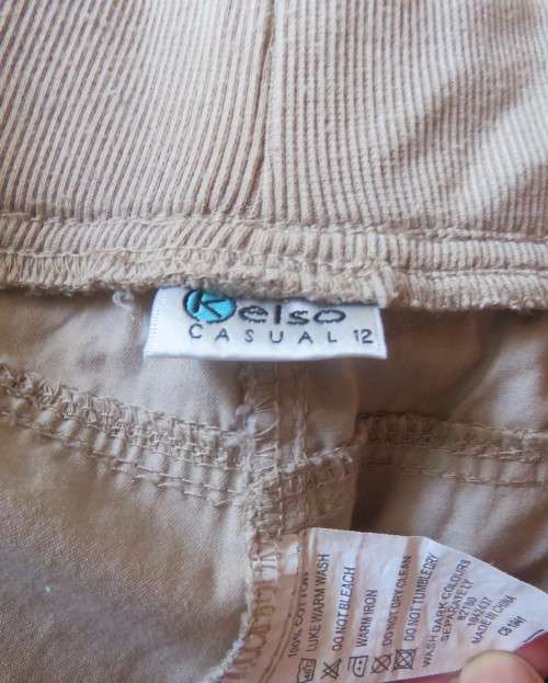 Modern sand colour100% cotton cropped pants.Knitted legcuffs and elasticated waist.Size 36.KELSO.