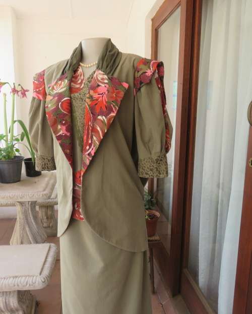 Amazing 3 pc ensemble in olive green cotton.Maxi skirt,slip over top and open jacket.Size 34.As new.