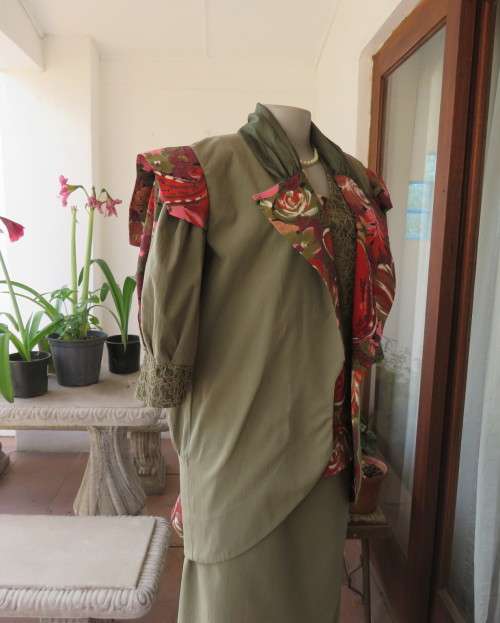 Amazing 3 pc ensemble in olive green cotton.Maxi skirt,slip over top and open jacket.Size 34.As new.