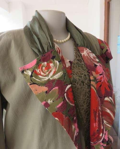 Amazing 3 pc ensemble in olive green cotton.Maxi skirt,slip over top and open jacket.Size 34.As new.