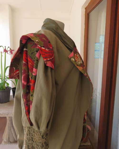 Amazing 3 pc ensemble in olive green cotton.Maxi skirt,slip over top and open jacket.Size 34.As new.