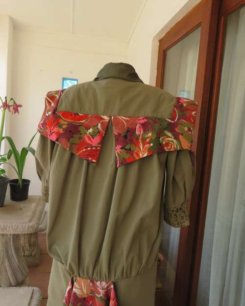 Amazing 3 pc ensemble in olive green cotton.Maxi skirt,slip over top and open jacket.Size 34.As new.