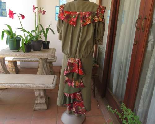 Amazing 3 pc ensemble in olive green cotton.Maxi skirt,slip over top and open jacket.Size 34.As new.