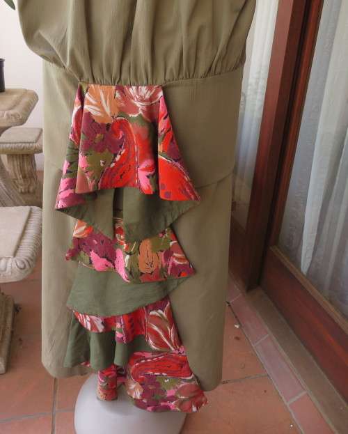 Amazing 3 pc ensemble in olive green cotton.Maxi skirt,slip over top and open jacket.Size 34.As new.