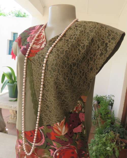 Amazing 3 pc ensemble in olive green cotton.Maxi skirt,slip over top and open jacket.Size 34.As new.