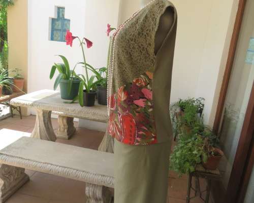 Amazing 3 pc ensemble in olive green cotton.Maxi skirt,slip over top and open jacket.Size 34.As new.