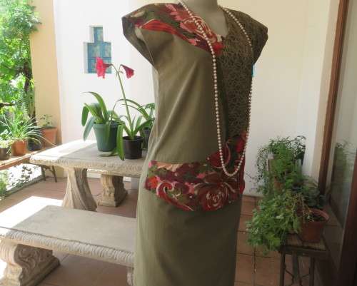 Amazing 3 pc ensemble in olive green cotton.Maxi skirt,slip over top and open jacket.Size 34.As new.