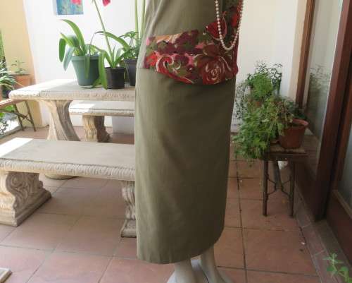 Amazing 3 pc ensemble in olive green cotton.Maxi skirt,slip over top and open jacket.Size 34.As new.