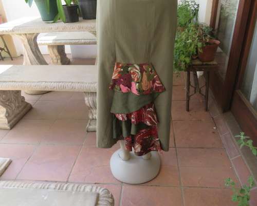 Amazing 3 pc ensemble in olive green cotton.Maxi skirt,slip over top and open jacket.Size 34.As new.