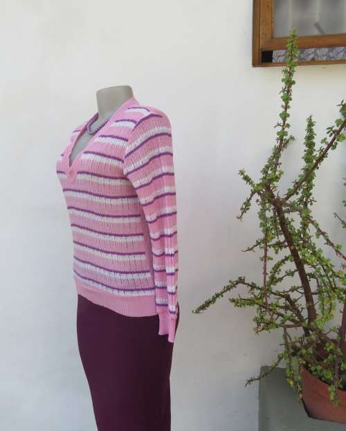 Soft acrylic knit V-neck sweater, size 34, pink/white