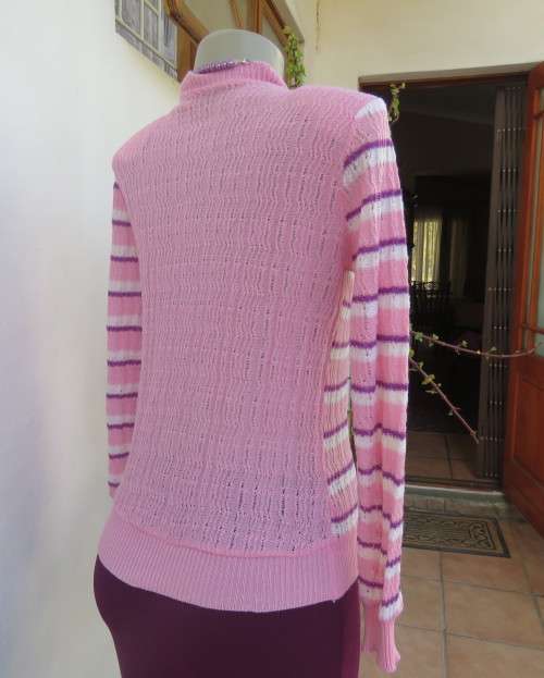Soft acrylic knit V-neck sweater, size 34, pink/white