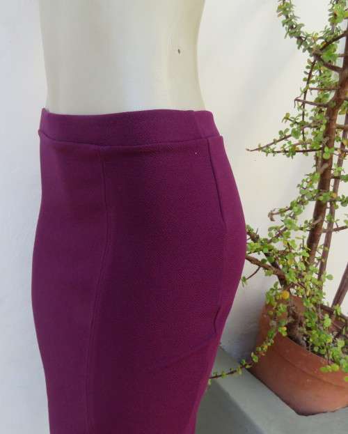 Sexy bodycon violet colour textured stretch polyester skirt.By RT size 34.Left front slit.As new