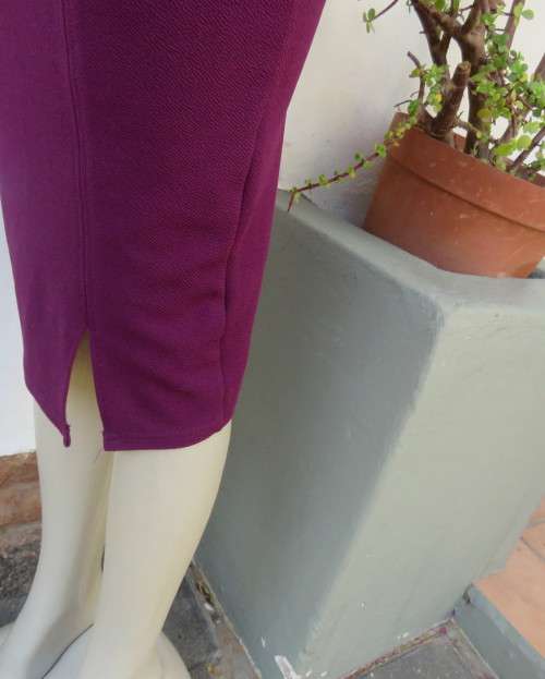 Sexy bodycon violet colour textured stretch polyester skirt.By RT size 34.Left front slit.As new
