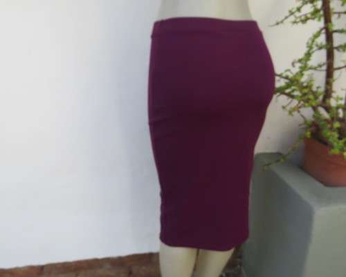 Sexy bodycon violet colour textured stretch polyester skirt.By RT size 34.Left front slit.As new