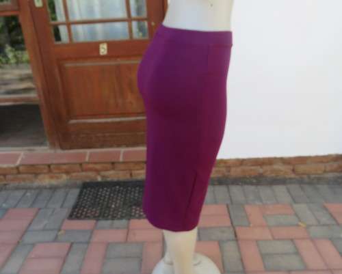 Sexy bodycon violet colour textured stretch polyester skirt.By RT size 34.Left front slit.As new