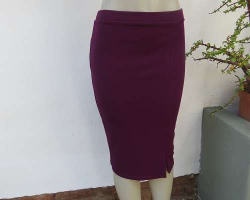 Sexy bodycon violet colour textured stretch polyester skirt.By RT size 34.Left front slit.As new