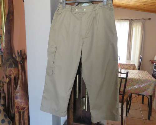 Khaki sports cropped cotton pants by KAREN size 40/16.Comfy fit.3 pockets.Flat front.New condition.
