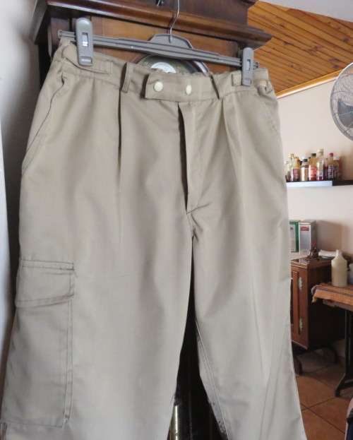 Khaki sports cropped cotton pants by KAREN size 40/16.Comfy fit.3 pockets.Flat front.New condition.
