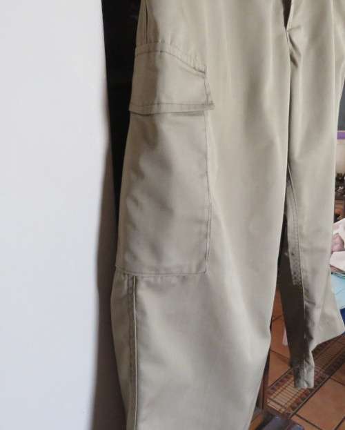 Khaki sports cropped cotton pants by KAREN size 40/16.Comfy fit.3 pockets.Flat front.New condition.
