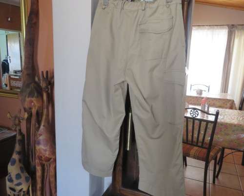 Khaki sports cropped cotton pants by KAREN size 40/16.Comfy fit.3 pockets.Flat front.New condition.