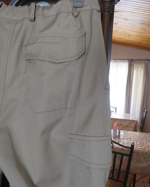 Khaki sports cropped cotton pants by KAREN size 40/16.Comfy fit.3 pockets.Flat front.New condition.